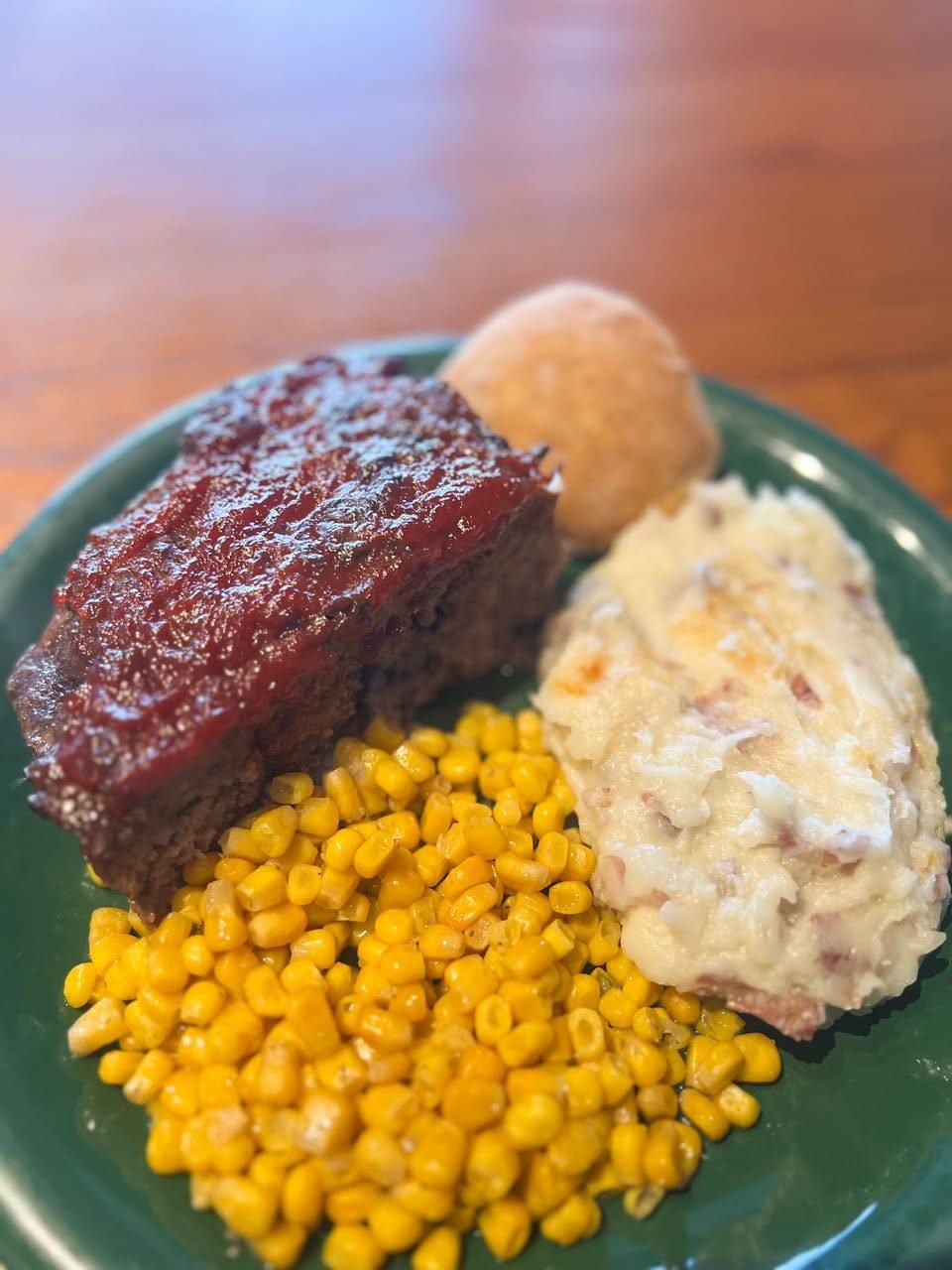 Meatloaf, mashed potatoes & corn